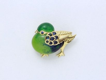 null Bird brooch in 750-thousandths gold, the body in two-tone pâte de verre, the...