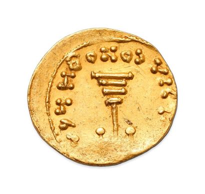 null CONSTANTIN IV (668-685)
Solidus. Constantinople. 4,41 g.
Son buste casqué et...