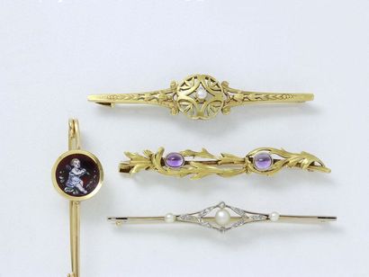 null Set in gold 750 thousandths, composed of 4 barrette brooches, enhanced with...