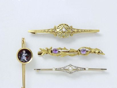 null Lot en or 750 millièmes, composé de 4 broches barrette, rehaussées de petites...