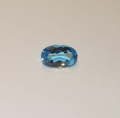 null Une topaze facettée de forme ovale. Dimensions: 22,2 x 13,7 x 11 mm environ....