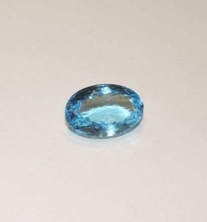 null A facetted topaz of oval shape. Dimensions: approx. 30 x 16.9 x 10.3 mm. Weight:...