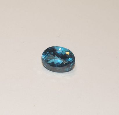 null A facetted topaz of oval shape. Dimensions: approx. 17.3 x 13.1 x 9.2 mm. Weight:...