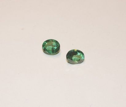 null Set of two faceted green topazes in oval shape. Dimensions: approx. 10.1 x 8.2...