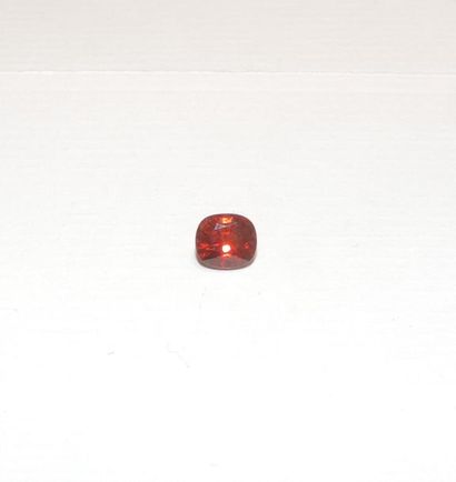 null A faceted spessartite garnet of oval shape. Dimensions: approx. 5.9 x 6.6 x...