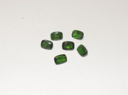 null Set of six faceted diopsides of rectangular shape. Dimensions: approx. 7.1 x...