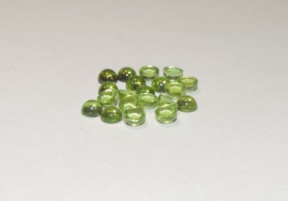 null Set of small peridot cabochons. Total weight: approx. 13.56 carats. 