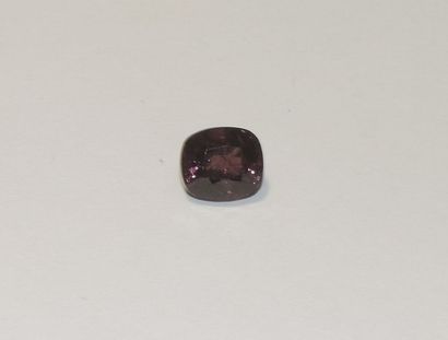 null A facetted purple spinel of oval shape. Dimensions: approx. 8.7 x 7.5 x 5.9...