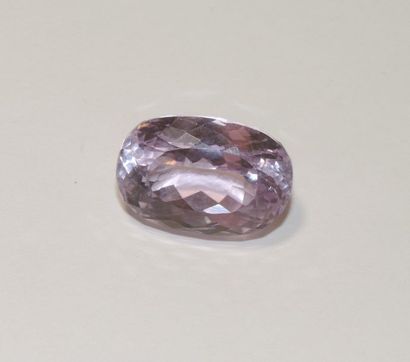 null A faceted spodumene (Kunzite) of oval shape. Dimensions: approx. 19.5 x 13.4...