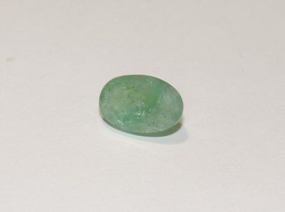 null A faceted emerald of oval shape. Dimensions: approx. 14.7 x 9.7 x 7.3 mm. Weight:...