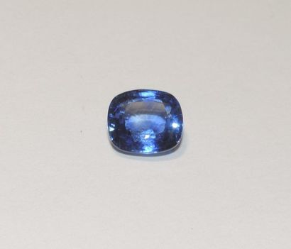 null A facetted sapphire in the shape of a cushion. Dimensions: approx. 10.4 x 9.2...