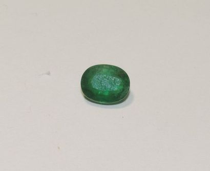 null A faceted emerald of oval shape. Dimensions: approx. 10.7 x 8.5 x 5.7 mm. Weight:...