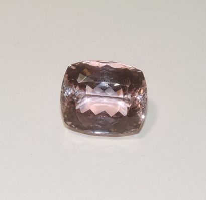 null A facetted spodumene (Kunzite) in the shape of a rectangular cushion. Dimensions:...