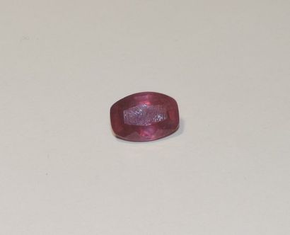 null A facetted ruby of oval shape. Dimensions: approx. 13.3 x 9.3 x 5.6 mm. Weight:...