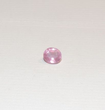 null A faceted spinel of round shape. Dimensions: approx. 7.1 x 6.1 x 4.2 mm. Weight:...