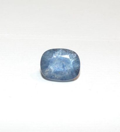 null Cushion-shaped faceted sapphire root. Dimensions: approx. 14.7 x 12.4 x 7.1...