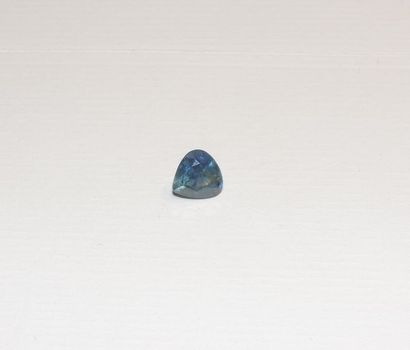 null A facetted sapphire troidia. Dimensions: approx. 8.3 x 8.1 x 5.2 mm. Weight:...