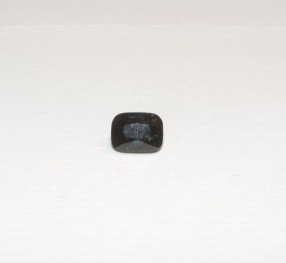 null A facetted sapphire in the shape of a rectangular cushion. Dimensions: approx....