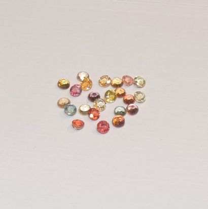 null Lot of faceted sapphires cameo of yellow, orange to green colors. Total weight:...