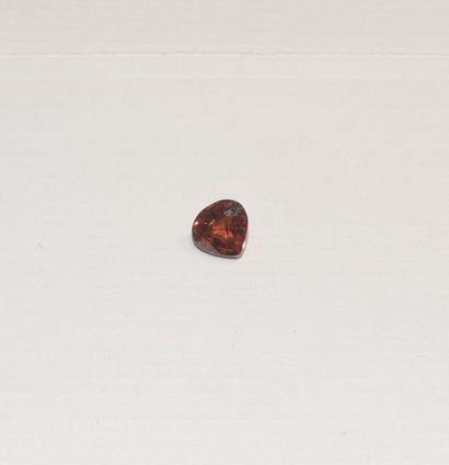 null Un zircon facetté de forme cœur de couleur brun orangé. Dimensions: 6,2 x 6,4...