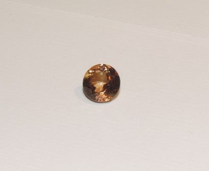 null A facetted topaz cut in brown gloss. Dimensions: approx. 11 x 10.9 x 7 mm. Weight:...