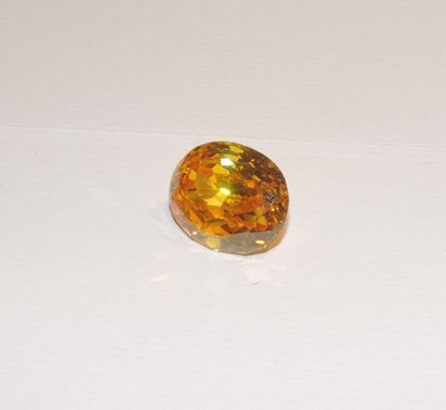 null Faceted citrine in oval shape. Dimensions: approx. 21.4 x 17.7 x 10.7 mm. Weight:...