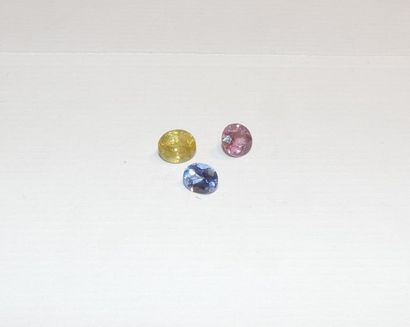 null Set of three tourmalines in pink, yellow and blue. Total weight: approx. 2.70...