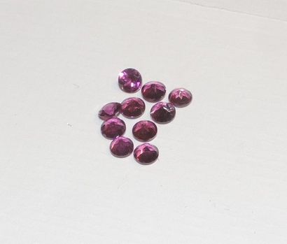 null Lot de dix tourmalines rose facettées de forme rondes. Poids total: 3,15 carats...