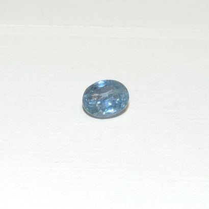 null A faceted tanzanite with an oval shape. Dimensions: approx. 9.5 x 7 x 4.1 mm....