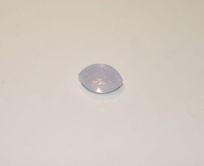 null Un quartz rose laiteux facetté de forme navette. Dimensions: 30 x 15,7 x 11,6...