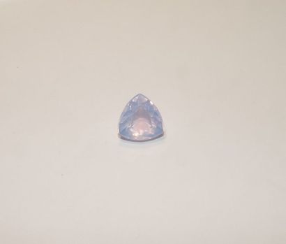 null Un quartz rose laiteux facetté de forme troidia. Dimensions: 17,1 x 17,2 x 10,2...