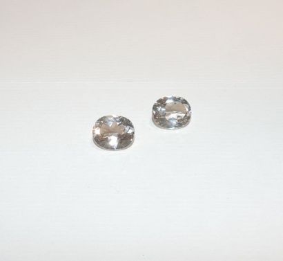 null Batch of two facetted topazes of oval shape. Dimensions: approx. 12.1 x 10.1...