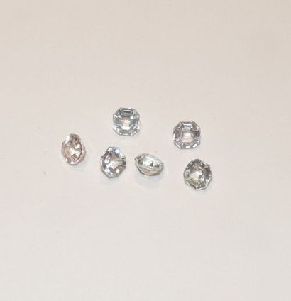 null Set of six faceted white to pinkish sapphires in scissor cut shape. Total weight:...