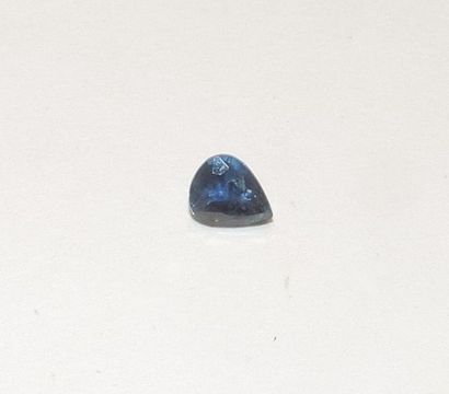 null Un saphir facetté taillé en poire. Dimensions: 6,2 x 5 x 3,6 mm environ. Poids:...