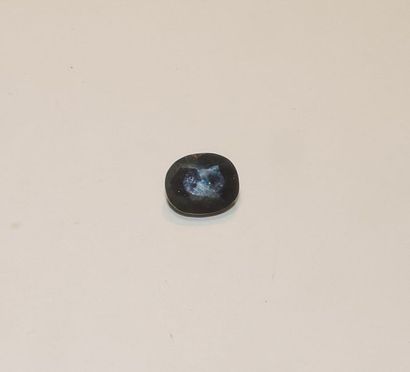 null A facetted sapphire of oval shape. Dimensions: approx. 12.2 x 10.1 x 5.7 mm....