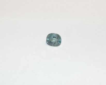 null A facetted sapphire of oval shape. Dimensions: approx. 9.9 x 8.5 x 5.6 mm. Weight:...