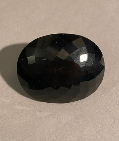 null A large, oval-shaped, faceted onyx. Dimensions: 40 x 35 x 28 mm approx. Weight:...