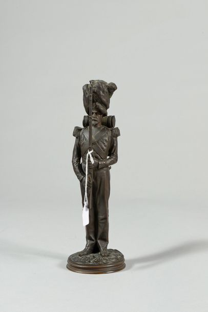 null E. Frémiet, d'après, statuette en bronze patiné : grenadier à pied de la garde...