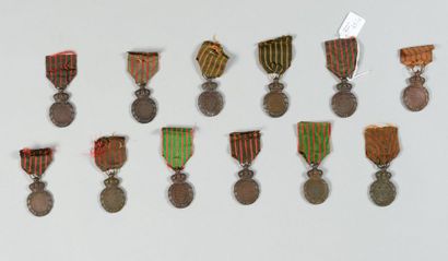 null Douze Médailles de Sainte-Hélène en bronze patiné, avec leur ruban, la plupart...