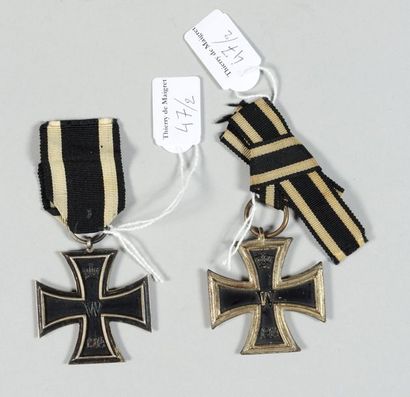 null Deux Croix de fer allemandes en argent et fer laqué noir, avec leur ruban. Époque,...