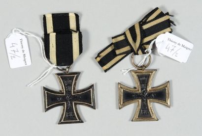 null Deux Croix de fer allemandes en argent et fer laqué noir, avec leur ruban. Époque,...