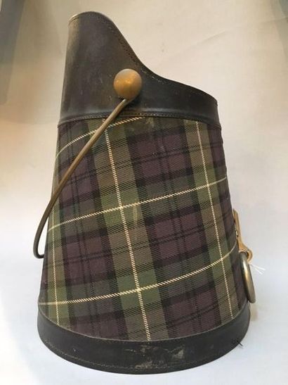 ANONYME Charcoal bucket entirely covered with tartan cloth

Height: 34 cm
