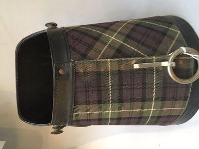 ANONYME Charcoal bucket entirely covered with tartan cloth

Height: 34 cm