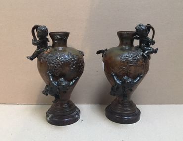 Auguste MOREAU Paire de vases en bronze patiné, décor de Zéphyr et libellules

socle...