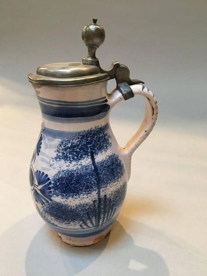 null KUNERSBERG. Small covered earthenware baluster-shaped pitcher with blue decoration...