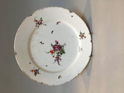 null DRINK. Porcelain plate with contoured rim with polychrome floral decoration....