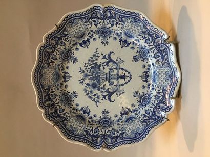 null Round French earthenware dish decorated in blue with a basket, flowers and lambrequins

broken...