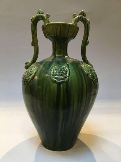 null Vase en céramique à coulure verte à décor de médaillon 

Haut.: 32 cm
