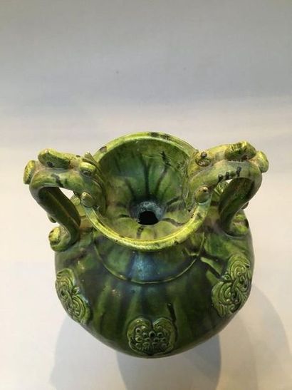 null Vase en céramique à coulure verte à décor de médaillon 

Haut.: 32 cm