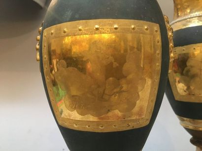 null Pair of vase green and gold background 

Accident 